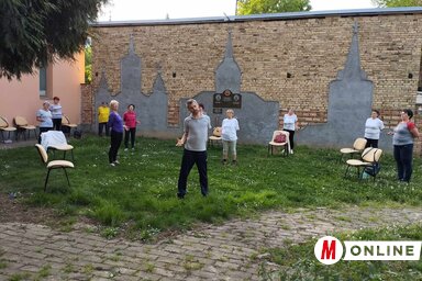 Szenior torna az óbecsei Than Emlékház udvarában (Fotó: Kancsár Izabella felvétele)