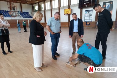 Szatmári Adrián polgármester és munkatársai Vojter Pulai Mónika igazgatónő társaságában megtekintették a Csáki Lajos Általános Iskola tornatermeinek felújítási munkálatait / K.D.P. felvétele