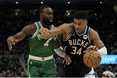 Jaylen Brown védekezik Giannis Antetokounmpón (Fotó: Beta/AP)