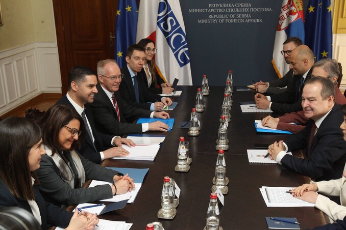 A két küldöttség egyeztetése (Fotó: Beta)