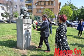 Fehér Ferenc szobránál emlékeztek a magyar költészet napjára Újvidéken