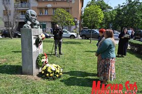 Fehér Ferenc szobránál emlékeztek a magyar költészet napjára Újvidéken