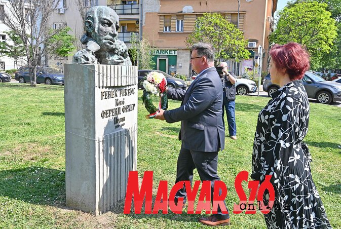 A VMSZ nevében Kiss Gyula és Vicsek Annamária koszorúzott (Fotó: Ótos András felvétele) A VMSZ nevében Kiss Gyula és Vicsek Annamária koszorúzott (Fotó: Ótos András felvétele)