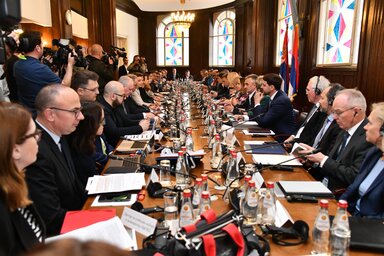 A konzultáció részvevői, amíg az ellenzékiek nem vonultak ki a teremből (Fotó: Beta)