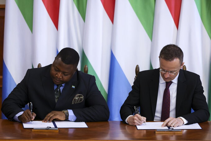 Musa Timothy Kabba és Szijjártó Péter aláírja a gazdasági vegyes bizottságának ülésének jegyzőkönyvét (Fotó: MTI)