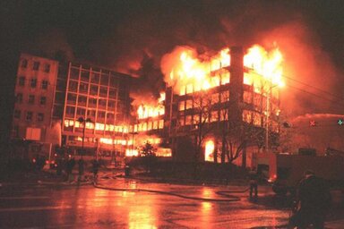 Lángokban a Szerbiai RTV épülete
