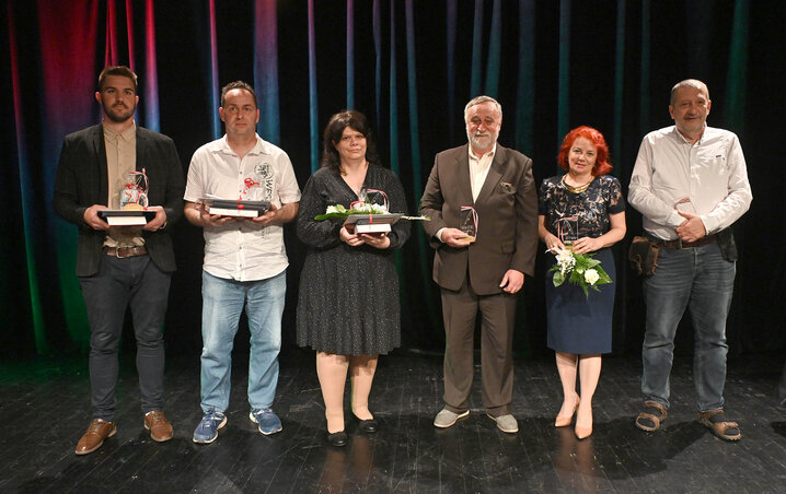 A Vajdasági Magyar Újságírók Egyesületének idei díjazottjai: Szarapka Szabolcs, a Pannon RTV operatőre, Tóth Tibor, a Hét Nap újságírója, Vidács Hajnalka, a Magyar Szó bánáti tudósítója, Gusztony András, az Újvidéki Rádió főszerkesztője, Varjú Márta, a Magyar Szó főszerkesztője, és Bodzsoni István, a Pannon RTV igazgatója (Fotó: Ótos András) A Vajdasági Magyar Újságírók Egyesületének idei díjazottjai: Szarapka Szabolcs, a Pannon RTV operatőre, Tóth Tibor, a Hét Nap újságírója, Vidács Hajnalka, a Magyar Szó bánáti tudósítója, Gusztony András, az Újvidéki Rádió főszerkesztője, Varjú Márta, a Magyar Szó főszerkesztője, és Bodzsoni István, a Pannon RTV igazgatója (Fotó: Ótos András)