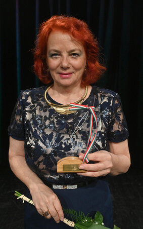 Marta Varju, glavna urednica dnevnog lista "Mađar so", sa medijskom nagradom (Fotografija Andraša Otoša)