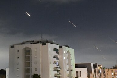 A jelek szerint az izraeli légvédelmi rakétarendszer (Vaskupola) kiállta a „szakítópróbát”. A felvétel az iráni éjszakai támadáskor Izrael központi részén készült (Fotó: AP via Beta)