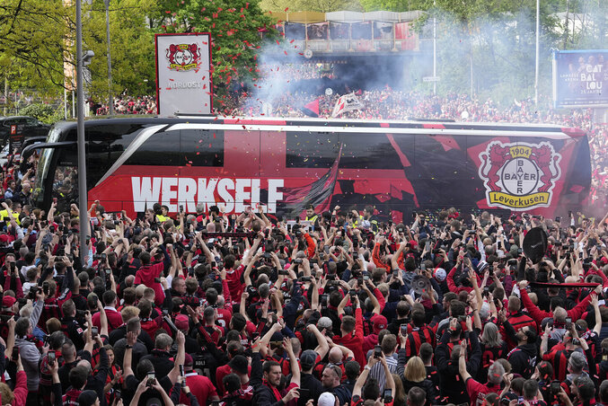 Vasárnap késő délután Leverkusenben ünneplésre készültek a szurkolók (Fotó: Beta/AP)