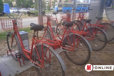 A Strand előtti biciklikölcsönző ponton mindig nagy a nyüzsgés, sokan bérelt bringával jönnek ide (Fotó: Szeli Balázs felvétele)