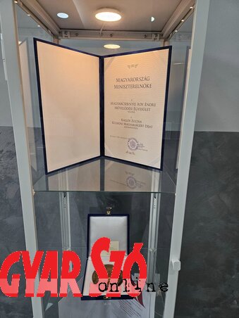 Egy üvegszekrényt is elhelyeztek, melyben kiállították az elismeréseket (Fotó: Vidács Hajnalka) Egy üvegszekrényt is elhelyeztek, melyben kiállították az elismeréseket (Fotó: Vidács Hajnalka)