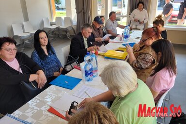 Támogatási szerződés aláírása a Kishegyes községbeli civil szervezetek és az önkormányzat között / Lakatos János felvétele
