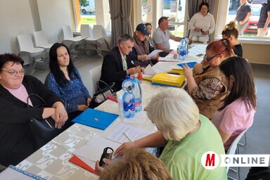 Támogatási szerződés aláírása a Kishegyes községbeli civil szervezetek és az önkormányzat között / Lakatos János felvétele