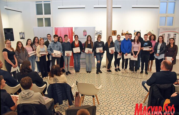 A középiskolások, akik munkái felkerültek a falakra, dijban részesültek / Gergely Árpád felvétele A középiskolások, akik munkái felkerültek a falakra, dijban részesültek / Gergely Árpád felvétele