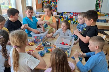 Igazi csapattá érnek munka közben (Göblös Péter felvétele))