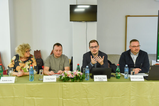 Kabók Erika, Virág Árpád, dr. Papp János Tamás és Fehérvári Csongor (Molnár Edvárd felvétele) Kabók Erika, Virág Árpád, dr. Papp János Tamás és Fehérvári Csongor (Molnár Edvárd felvétele)