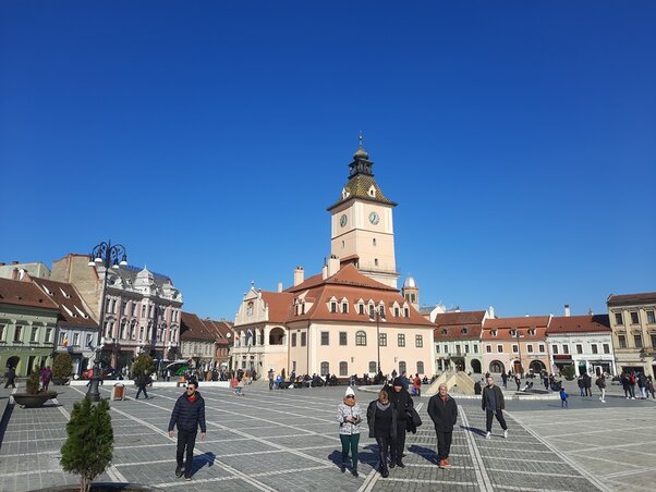 A város főtere a Tanácsházzal A város főtere a Tanácsházzal