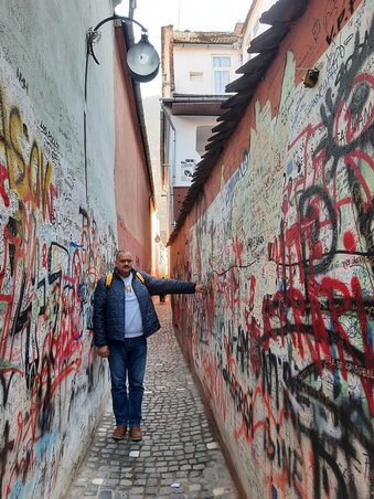 A Zsinór utca Románia legkeskenyebb utcája A Zsinór utca Románia legkeskenyebb utcája