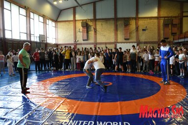 A birkózás népszerűsítése a kúlai Petőfi Brigád Általános Iskola sportcsarnokában (Fotó: A szerző felvétele)