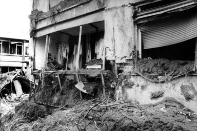 Előtérben a robbanás közelében levő épület, a háttérben az iskola (Dávid Csilla felvétele)