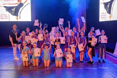 Tóth Malvinka és a NADS tácosai / forrás: North Aurora Dance Studio
