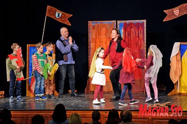 A Magyar Népmese Színház interaktív mesejátékkal szórakoztatta a gyerekeket (Fotó: Gergely Árpád felvétele)