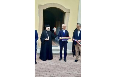 A szalag átvágását követően (Fotó: Facebook/Soltész Miklós oldala)