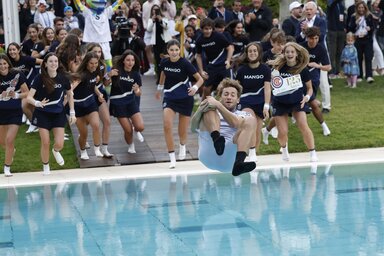 Casper Ruud sajátos módon ünnepelte meg a barcelonai tornagyőzelmét, a labdaszedő lányokkal együtt a közeli medencébe ugrott (Fotó: Beta/AP)