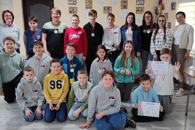 A bajsai Challenge robotikai verseny résztvevői, díjazottjai a felkészítő tanáraikkal, Námesztovszki Tímeával és Kéringer Dorinával / forrás: KockaLand