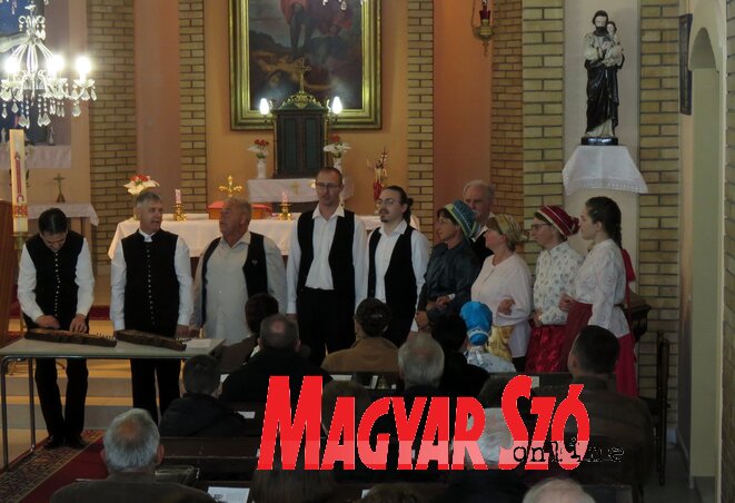 A koncert kezdőhangulatát a citeraduót erősítő Szentmihályi kórus adta meg (Fotó: Kecskés István)