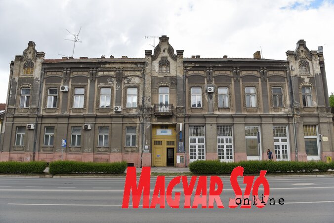 A hat emeleti lakás mellett a földszinten közjegyzői irodák és üzlethelyiségek vannak / Molnár Edvárd felvétele A hat emeleti lakás mellett a földszinten közjegyzői irodák és üzlethelyiségek vannak / Molnár Edvárd felvétele
