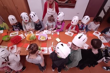 A foglalkozás jeligéje: Legyél bátor, fűszerezz kedved szerint, kísérletezz a hozzávalókkal, és kóstolj sokat! / forrás: Juhász Erzsébet Könyvtár