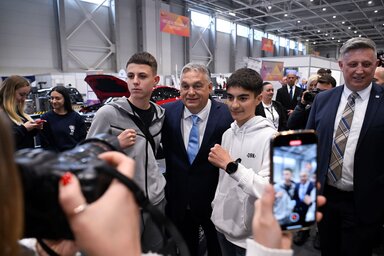 Orbán Viktor a szakmát tanuló diákokkal (Fotó: MTI)