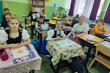 Az Ady Endre Művelődési Központ tagjai népviseletben az iskolapadban