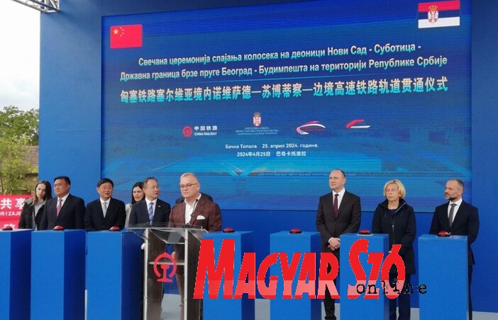 A Kínai Népköztársaság, a kivitelező China Railway, az alvállalkozók képviselői és szerbiai tisztségviselők jelenlétében kötötték össze a síneket (Fotó: Tóth Péter felvétele) A Kínai Népköztársaság, a kivitelező China Railway, az alvállalkozók képviselői és szerbiai tisztségviselők jelenlétében kötötték össze a síneket (Fotó: Tóth Péter felvétele)