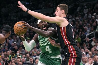 Nikola Jović védekezik Jrue Holidayen (Fotó: Beta/AP)