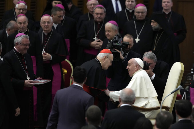 Ferenc pápa az audienciateremben köszöntötte Erdő Péter bíborost (Fotó: Beta/AP)
