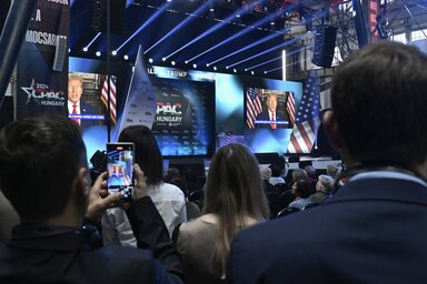 A résztvevők Donald Trump videóüzenetét hallgatják (Fotó: MTI)