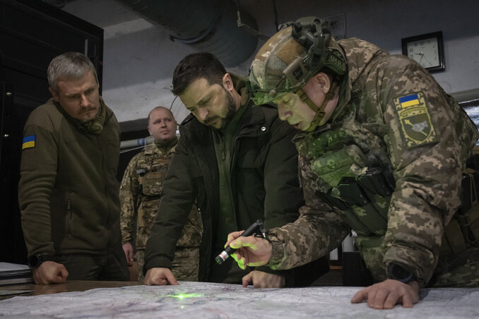 Volodimir Zelenszkij ukrán elnök a vezérkarral egyeztet (Fotó: Beta/AP)