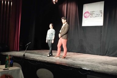 Az ünnepélyes megnyitón Virág Kiss Anita és Oláh Tamás, a rendezvény fő szervezői köszöntötték az egybegyűlteket / Kancsár Izabella felvétele