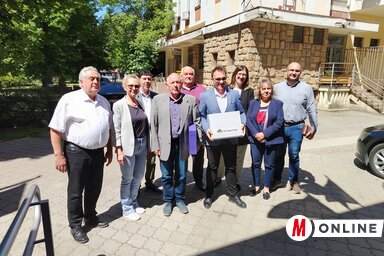 A VMSZ–VMDP koalíció 306 támogatói aláírással érkezett a temerini önkormányzat épületéhez (Fotó: Tóth D. Lívia felvétele)