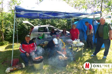 A zentai Táltos lovastanyán majálisozó egyik társaság (Fotó: Horváth Zsolt)