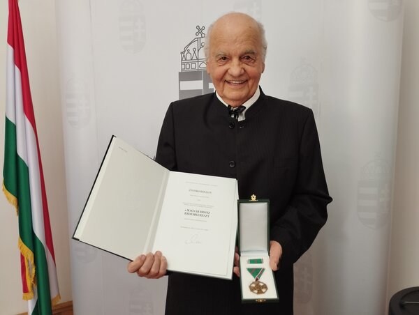 Zvonko Bogdan az elismeréssel / Gál Hermina felvétele Zvonko Bogdan az elismeréssel / Gál Hermina felvétele