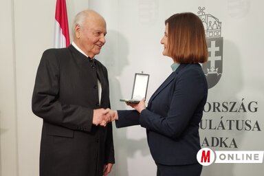 Zvonko Bogdan átveszi a kitüntetést Csallóközi Eszter főkonzultól / Gál Hermina felvétele
