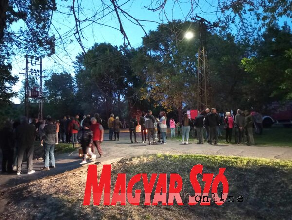 A tábortűz és az örömzene megmozgatta a helybelieket (Fotó: Vidács Hajnalka) A tábortűz és az örömzene megmozgatta a helybelieket (Fotó: Vidács Hajnalka)