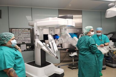 Szerbiai újságírók egy csoportjának már lehetősége volt élőben is látni ezt a gépet (021.rs felvétele)