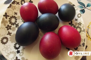 A versenyzők főtt, festett tojásokkal mérkőznek meg (Fotó: Vidács Hajnalka)