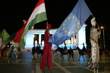 Ünneplők a Hősök terén Magyarország EU-csatlakozása után, 2004. május 1-jén (Fotó: AFP/Kisbenedek Attila)