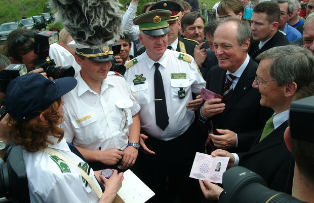 Wolfgang Schüssel osztrák kancellár és Medgyessy Péter magyar miniszterelnök 2004. május elsején jelképesen átvágták a vasfüggönyt jelképező szögesdrótot (Fotó: 112press.hu)